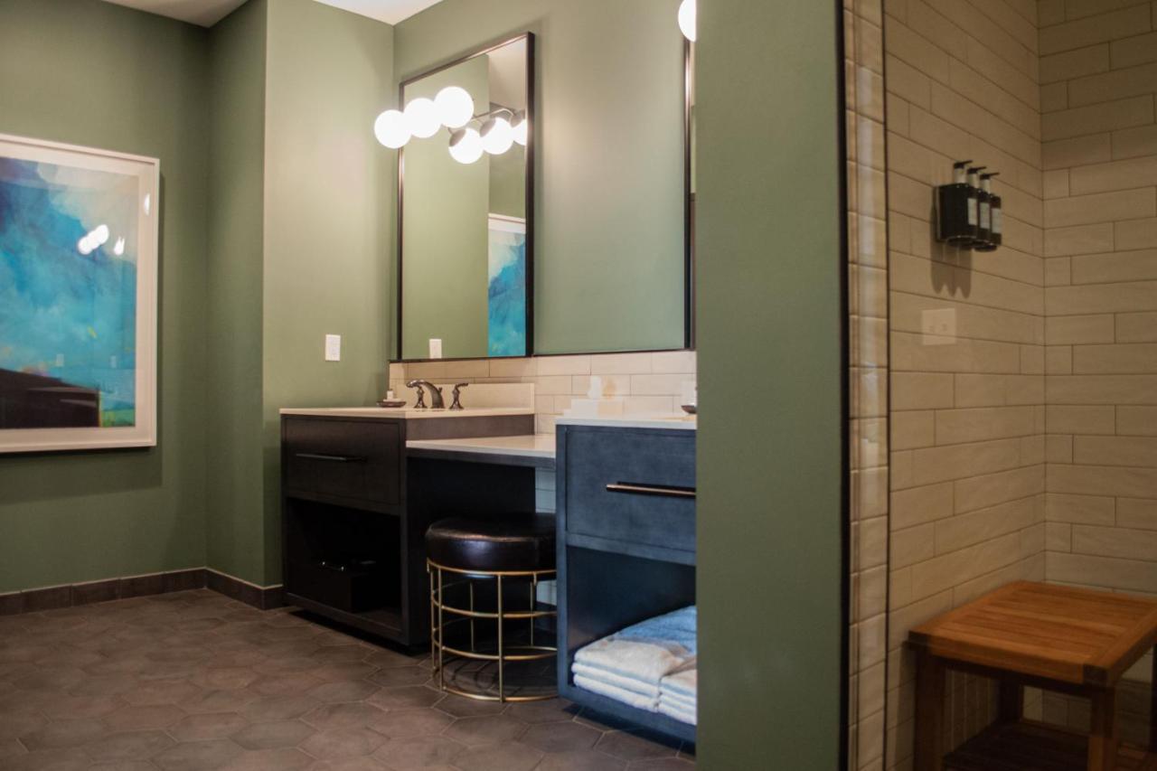 Cyrus Hotel, Topeka, A Tribute Portfolio Hotel エクステリア 写真